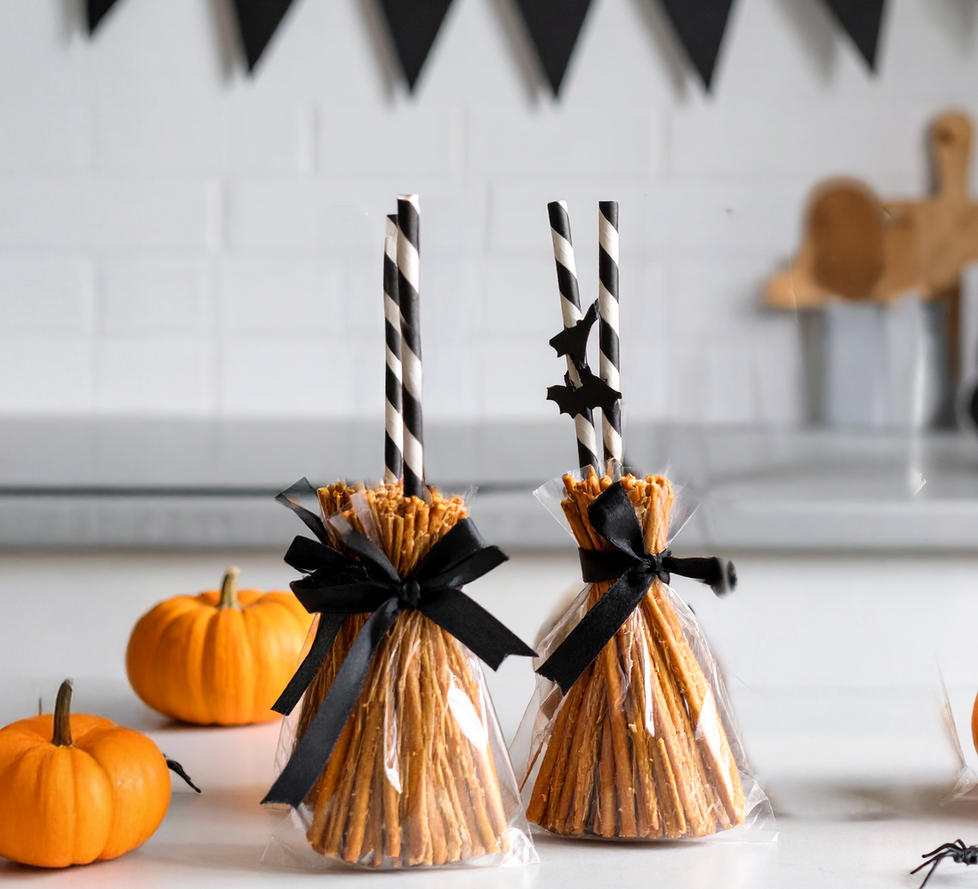 🧹 Halloweenpyssel & snacks: Gör små häxkvastar av salta pinnar och sugrör! 🕸️